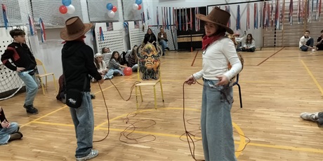 Powiększ grafikę: american-dream-disco-andrzejkowe-zakonczenie-tygodnia-kultury-amerykanskiej-661886.jpg