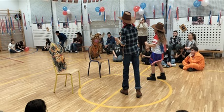 Powiększ grafikę: american-dream-disco-andrzejkowe-zakonczenie-tygodnia-kultury-amerykanskiej-661889.jpg