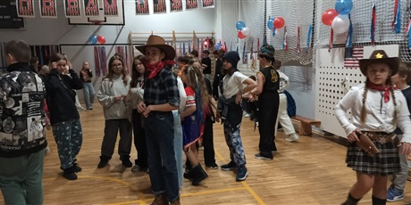 Powiększ grafikę: american-dream-disco-andrzejkowe-zakonczenie-tygodnia-kultury-amerykanskiej-661896.jpg