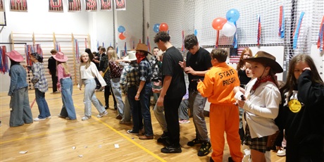 Powiększ grafikę: american-dream-disco-andrzejkowe-zakonczenie-tygodnia-kultury-amerykanskiej-661911.jpg