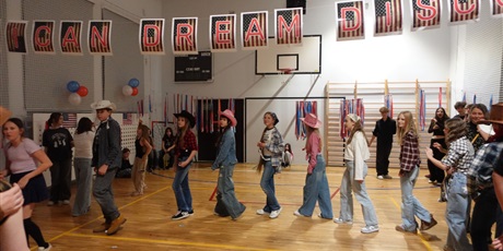 Powiększ grafikę: american-dream-disco-andrzejkowe-zakonczenie-tygodnia-kultury-amerykanskiej-661912.jpg