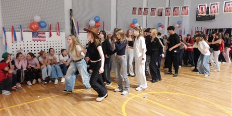 Powiększ grafikę: american-dream-disco-andrzejkowe-zakonczenie-tygodnia-kultury-amerykanskiej-661914.jpg