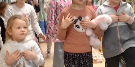 Powiększ grafikę: dzien-pluszowego-misia-w-swietlicy-659422.jpg