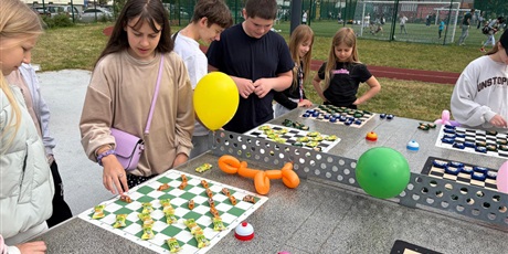 Powiększ grafikę: festyn-szkolny-z-okazji-dnia-dziecka-699518.jpg