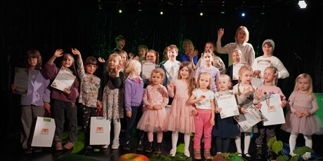 Powiększ grafikę: gala-wreczenia-nagrod-12-gdanskiego-konkursu-plastycznego-owoce-i-warzywa-jem-to-co-smaczne-i-zdrowe-650052.jpg