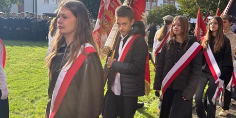 Powiększ grafikę: hold-pomordowanym-nauczycielom-717320.jpg