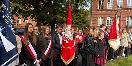 Powiększ grafikę: hold-pomordowanym-nauczycielom-717323.jpg