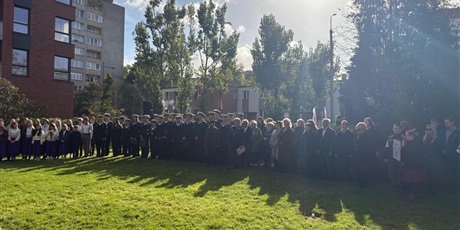 Powiększ grafikę: hold-pomordowanym-nauczycielom-717327.jpg