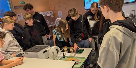 Klasa 7b w Laboratorium Odkrywców