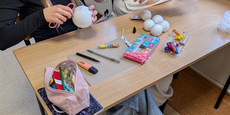 Powiększ grafikę: kreatywni-na-lekcji-chemii-668908.jpg