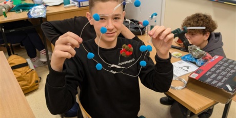 Powiększ grafikę: kreatywni-na-lekcji-chemii-668909.jpg