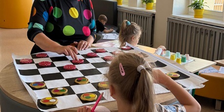 Powiększ grafikę: miedzynarodowy-dzien-kropki-w-naszej-szkole-711817.jpg