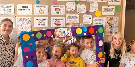 Powiększ grafikę: miedzynarodowy-dzien-kropki-w-naszej-szkole-711820.jpg
