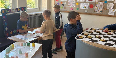Powiększ grafikę: miedzynarodowy-dzien-kropki-w-naszej-szkole-711823.jpg