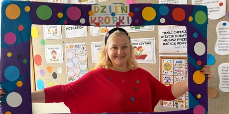 Powiększ grafikę: miedzynarodowy-dzien-kropki-w-naszej-szkole-711832.jpg
