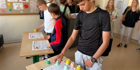 Powiększ grafikę: miedzynarodowy-dzien-kropki-w-naszej-szkole-711833.jpg