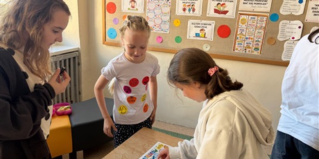Powiększ grafikę: miedzynarodowy-dzien-kropki-w-naszej-szkole-711835.jpg