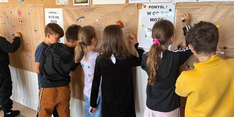 Powiększ grafikę: miedzynarodowy-dzien-kropki-w-naszej-szkole-711840.jpg