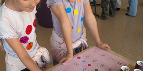 Powiększ grafikę: miedzynarodowy-dzien-kropki-w-naszej-szkole-711842.jpg