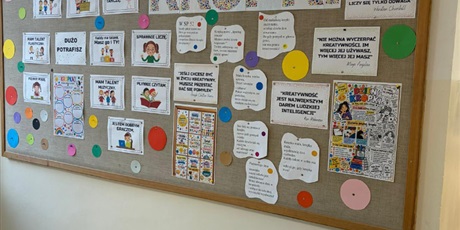 Powiększ grafikę: miedzynarodowy-dzien-kropki-w-naszej-szkole-711849.jpg