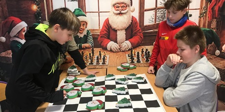 Powiększ grafikę: mikolajkowe-warcaby-664294.jpg