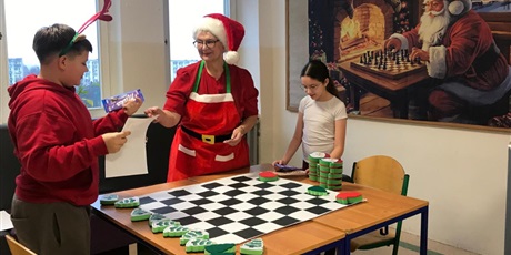 Powiększ grafikę: mikolajkowe-warcaby-664324.jpg