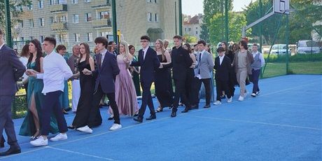 Powiększ grafikę: ostatni-bal-osmoklasistow-niezapomniany-wieczor-pelen-emocji-628285.jpg