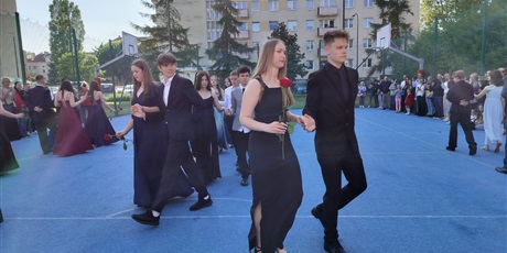 Powiększ grafikę: ostatni-bal-osmoklasistow-niezapomniany-wieczor-pelen-emocji-628289.jpg