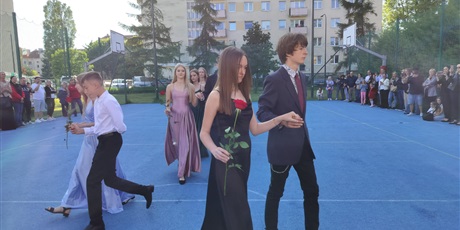 Powiększ grafikę: ostatni-bal-osmoklasistow-niezapomniany-wieczor-pelen-emocji-628291.jpg