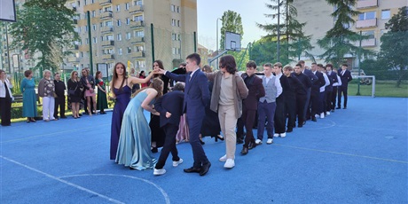 Powiększ grafikę: ostatni-bal-osmoklasistow-niezapomniany-wieczor-pelen-emocji-628297.jpg