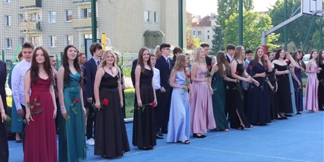 Powiększ grafikę: ostatni-bal-osmoklasistow-niezapomniany-wieczor-pelen-emocji-628305.jpg