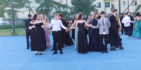 Powiększ grafikę: ostatni-bal-osmoklasistow-niezapomniany-wieczor-pelen-emocji-628308.jpg