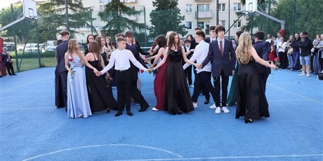 Powiększ grafikę: ostatni-bal-osmoklasistow-niezapomniany-wieczor-pelen-emocji-628313.jpg