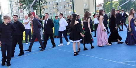 Powiększ grafikę: ostatni-bal-osmoklasistow-niezapomniany-wieczor-pelen-emocji-628329.jpg