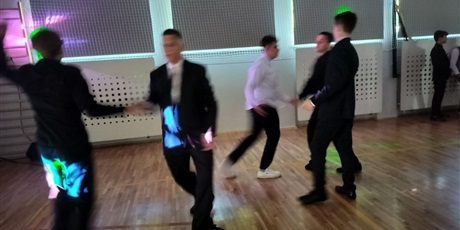 Powiększ grafikę: ostatni-bal-osmoklasistow-niezapomniany-wieczor-pelen-emocji-628332.jpg