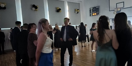 Powiększ grafikę: ostatni-bal-osmoklasistow-niezapomniany-wieczor-pelen-emocji-628335.jpg