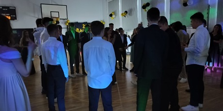 Powiększ grafikę: ostatni-bal-osmoklasistow-niezapomniany-wieczor-pelen-emocji-628337.jpg