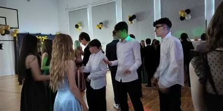 Powiększ grafikę: ostatni-bal-osmoklasistow-niezapomniany-wieczor-pelen-emocji-628339.jpg