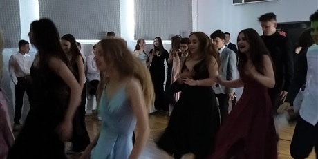 Powiększ grafikę: ostatni-bal-osmoklasistow-niezapomniany-wieczor-pelen-emocji-628341.jpg