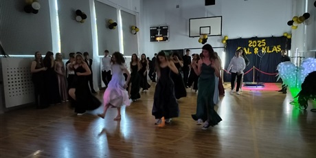 Powiększ grafikę: ostatni-bal-osmoklasistow-niezapomniany-wieczor-pelen-emocji-628342.jpg