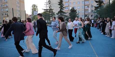 Powiększ grafikę: ostatni-bal-osmoklasistow-niezapomniany-wieczor-pelen-emocji-628351.jpg