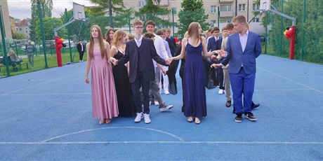 Powiększ grafikę: polonez-klas-osmych-2026-694835.jpg
