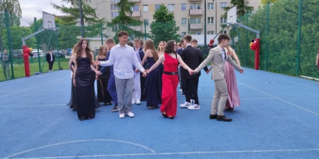 Powiększ grafikę: polonez-klas-osmych-2026-694836.jpg