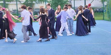 Powiększ grafikę: polonez-klas-osmych-2026-694839.jpg
