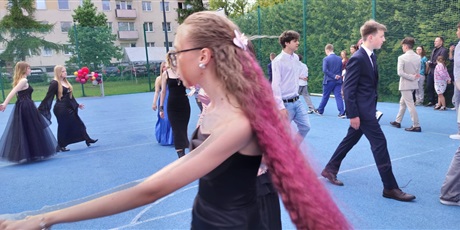 Powiększ grafikę: polonez-klas-osmych-2026-694853.jpg