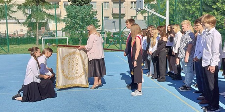 Powiększ grafikę: pozegnanie-absolwentow-szkoly-705934.jpg