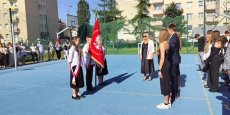 Powiększ grafikę: pozegnanie-absolwentow-szkoly-705935.jpg