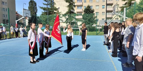 Powiększ grafikę: pozegnanie-absolwentow-szkoly-705936.jpg