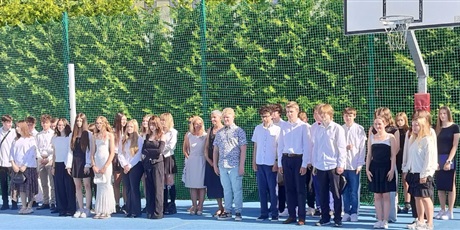 Powiększ grafikę: pozegnanie-absolwentow-szkoly-705939.jpg