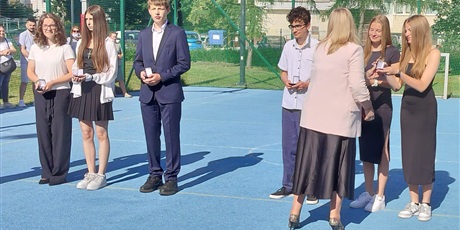 Powiększ grafikę: pozegnanie-absolwentow-szkoly-705941.jpg